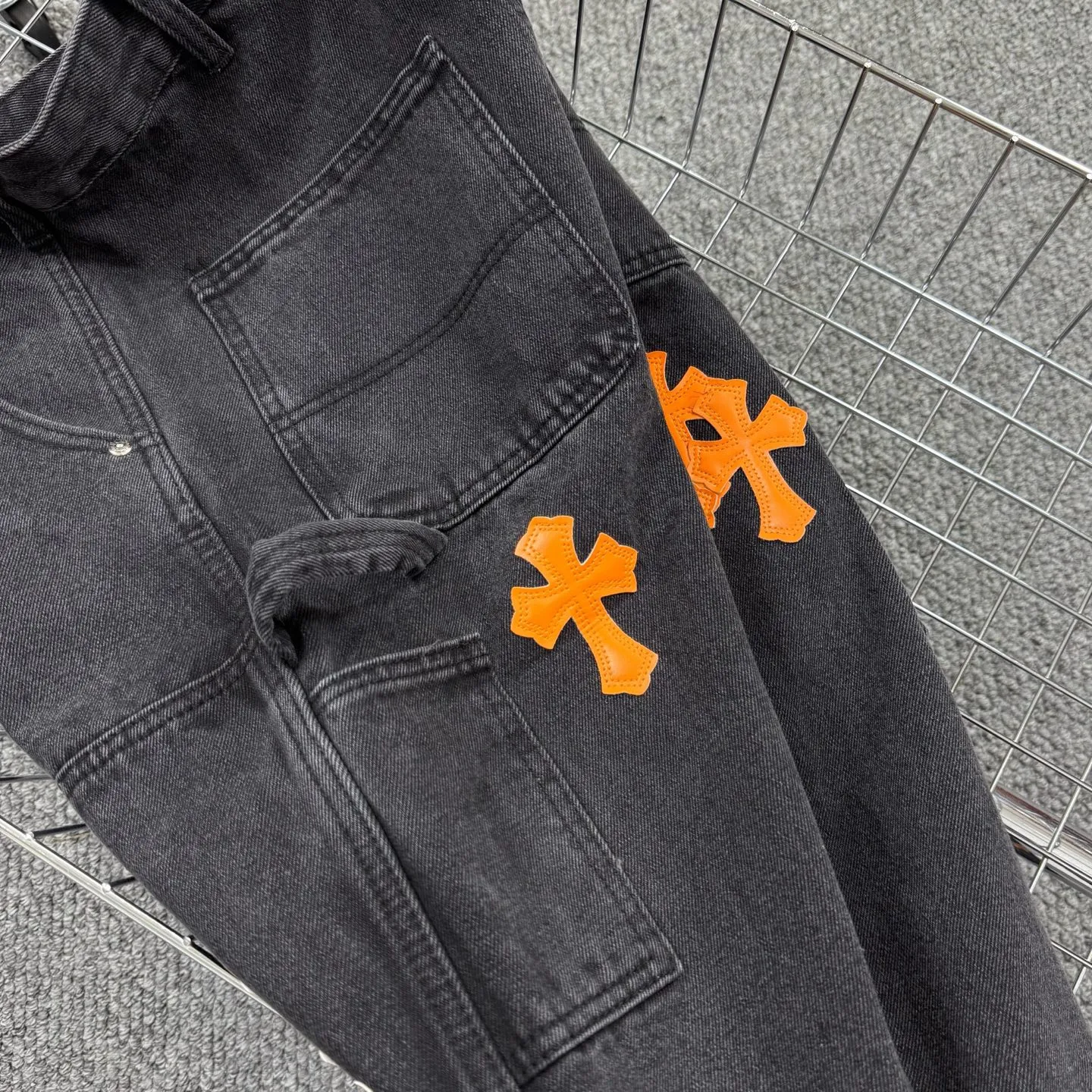 P280 Style number: H861 Chrome Hearts & Chrome Hearts 25FW CH workwear logging black and orange leather limited edition cow king jeans Chrome Hearts' most popular color pants are made of beaded canvas fabric, and heavy washing makes the upper body of the fabric more textured and the pants are tall and straight! The three-dimensional cutting of the whole trousers is a masterpiece! The hardware is customized by zp. The beaded canvas fabric is thick and soft after being washed. It has good breathability. Customized small leather label. Unique design. The details are simple and elegant, and the workmanship is exquisite. The whole trousers are neatly routed and the details are in place! It’s so cool that both men and women can easily control the genderless trend!  Size: 30-32-34-36 Color: black